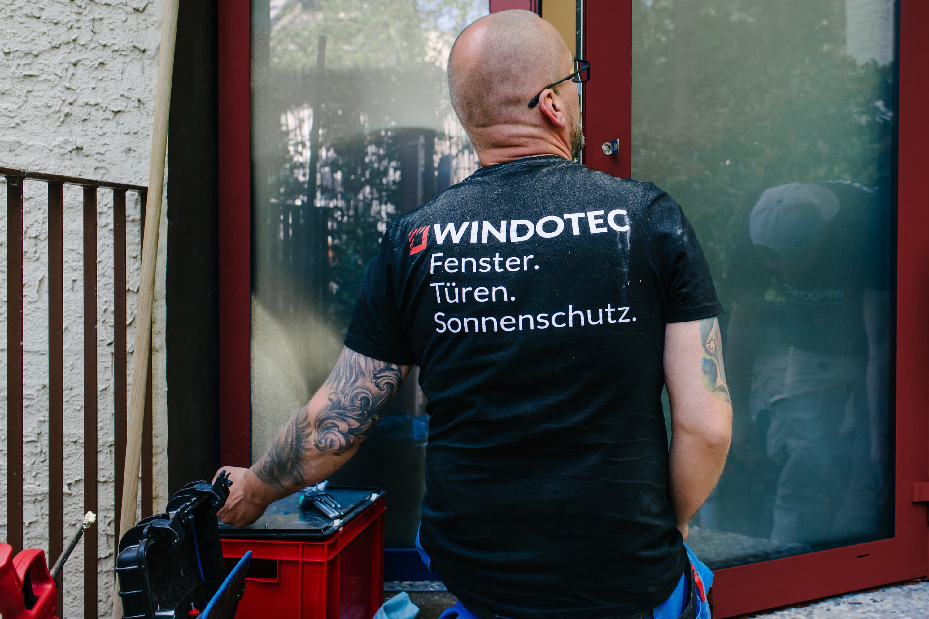 Windotec Monteure beim Montieren einer Haustür