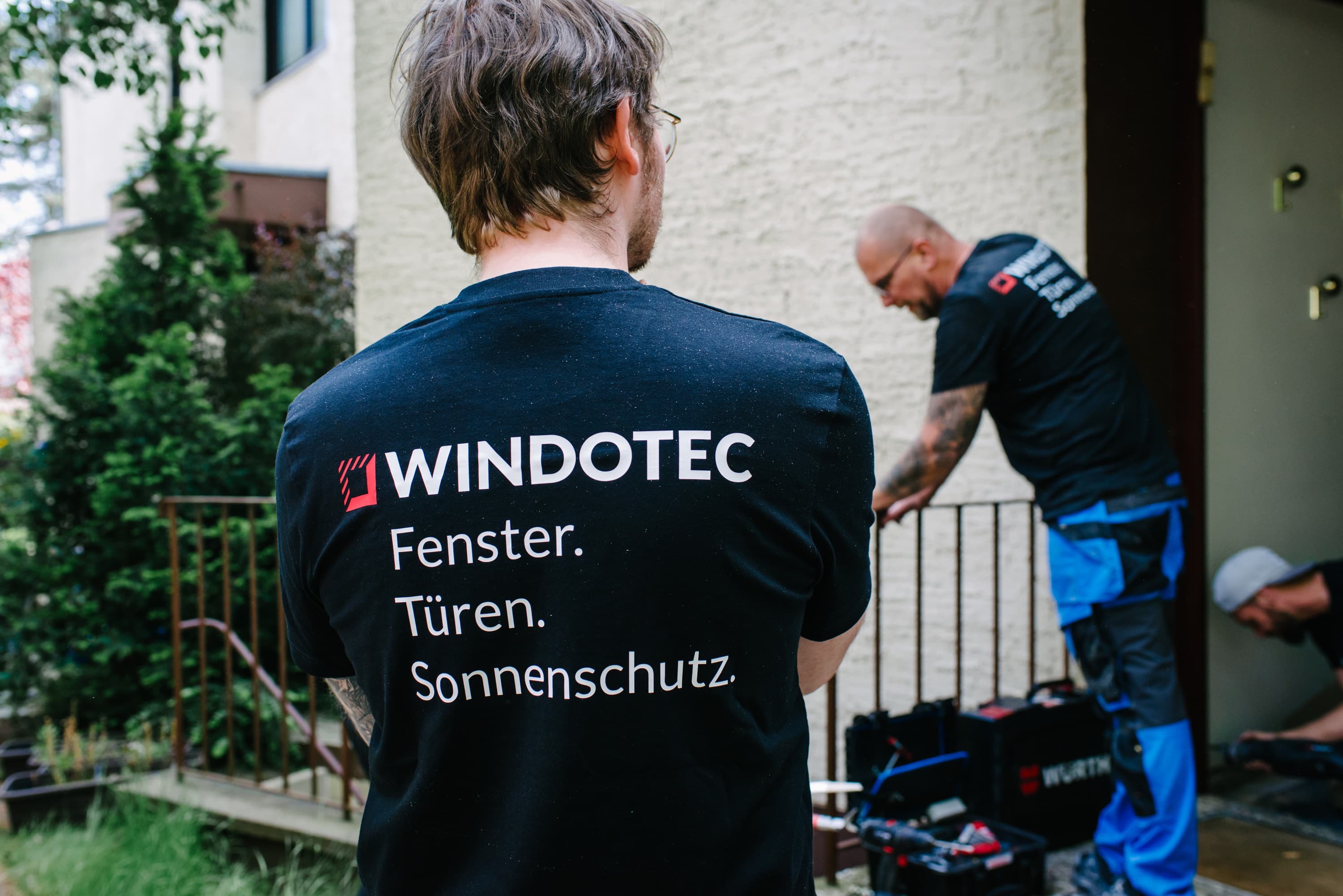 Windotec Monteure beim Montieren einer Haustür